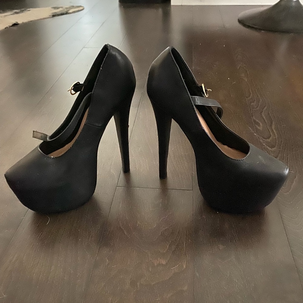 Black pumps